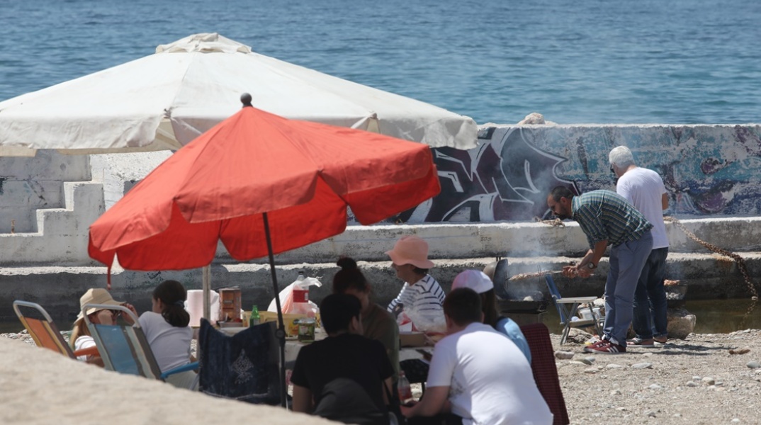 Κυριακή του Πάσχα και ψήσιμο στην παραλία