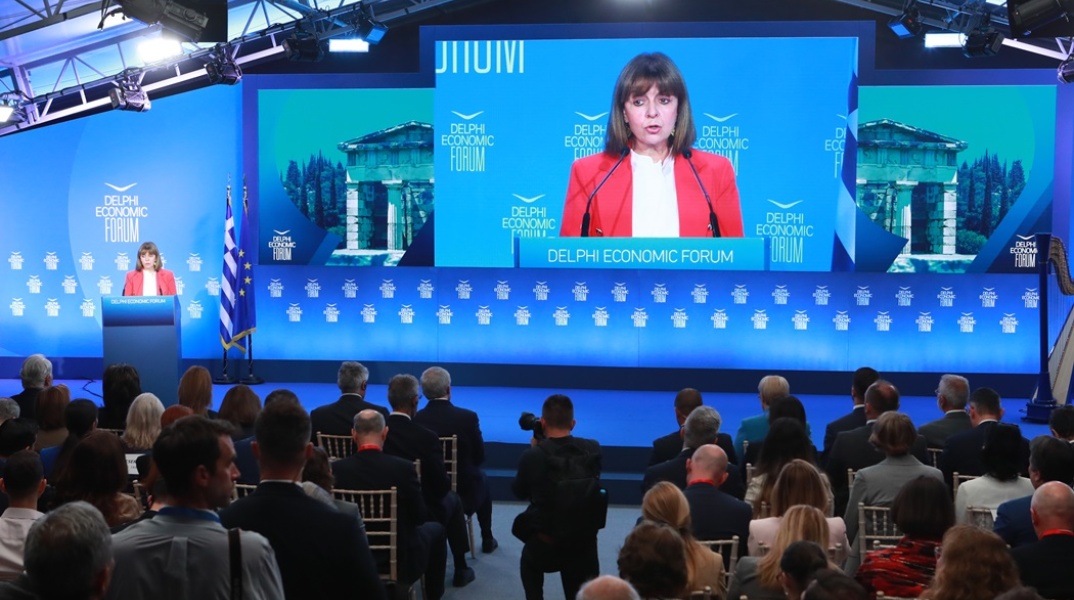 H Πρόεδρος της Δημοκρατίας, Κατερίνα Σακελλαροπούλου, στο 9ο Οικονομικό Φόρουμ των Δελφών