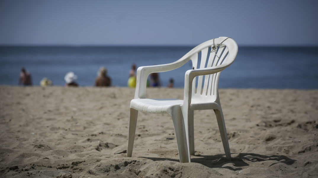 Λευκή πλαστική καρέκλα