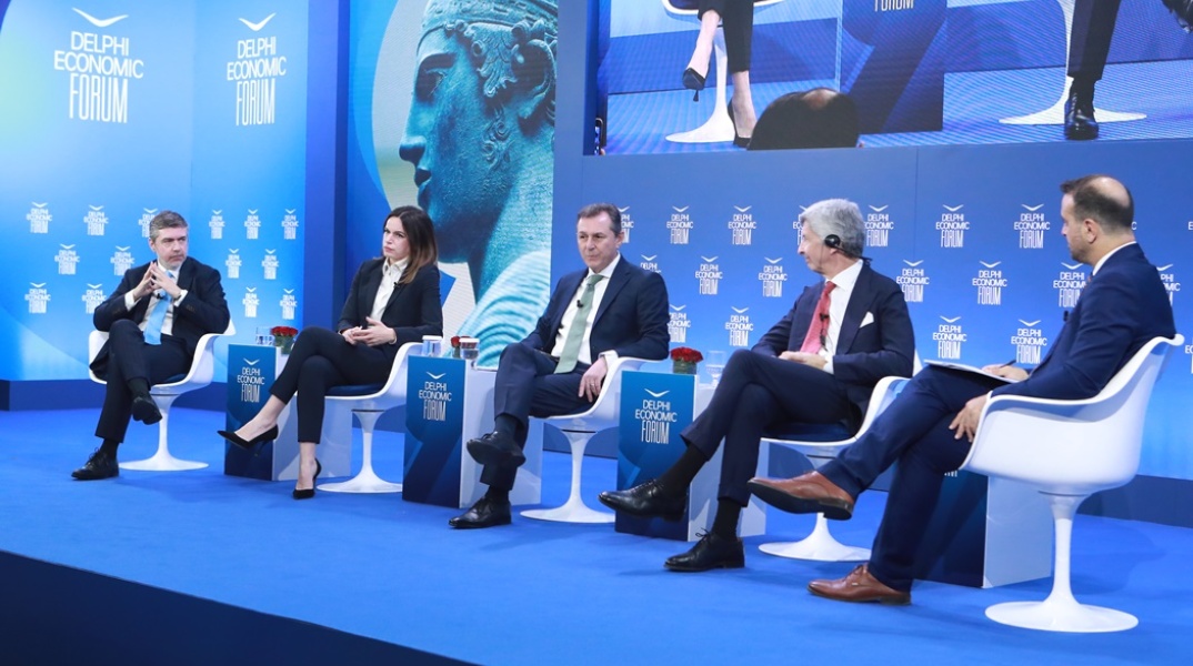 Στιγμιότυπο από ομιλία στο 9ο Οικονομικό Φόρουμ των Δελφών