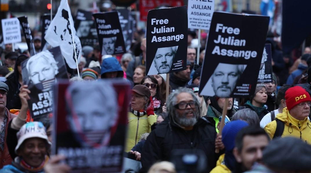 Πολίτες διαδηλώνουν υπέρ της παύσης δίωξης του Ασάνζ