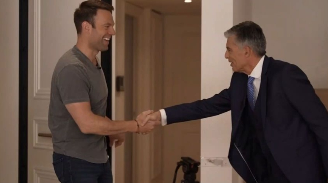 O Στέφανος Κασσελάκης χαιρετά τον Νίκο Ευαγγελάτο στο σπίτι του