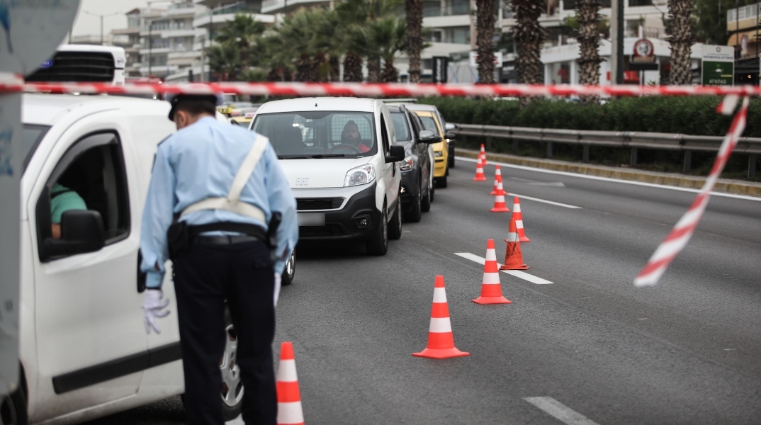 Τροχονόμος επιβάλλει κυκλοφοριακές ρυθμίσεις στον δρόμο