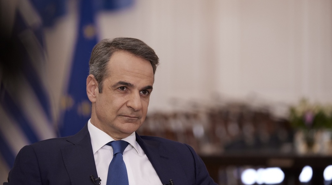 Ο Κυριάκος Μητσοτάκης στο γραφείο του στο Μέγαρο Μαξίμου κατά τη διάρκεια της συνέντευξής του στην εκπομπή «Καλημέρα Ελλάδα» στον Ant1