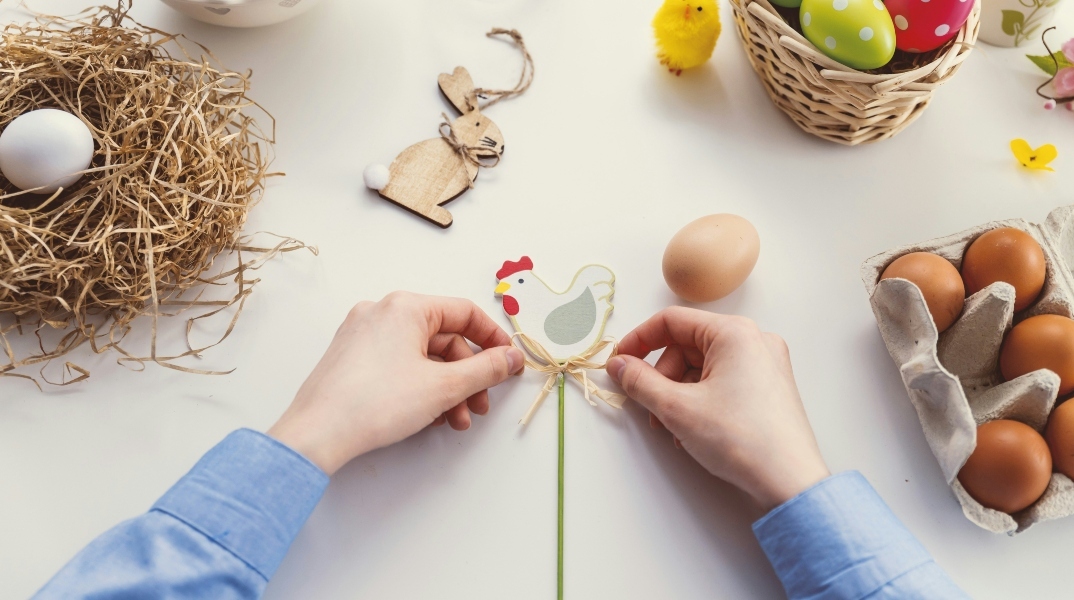 Παιδί φτιάχνει χειοτεχνίες για το Πάσχα