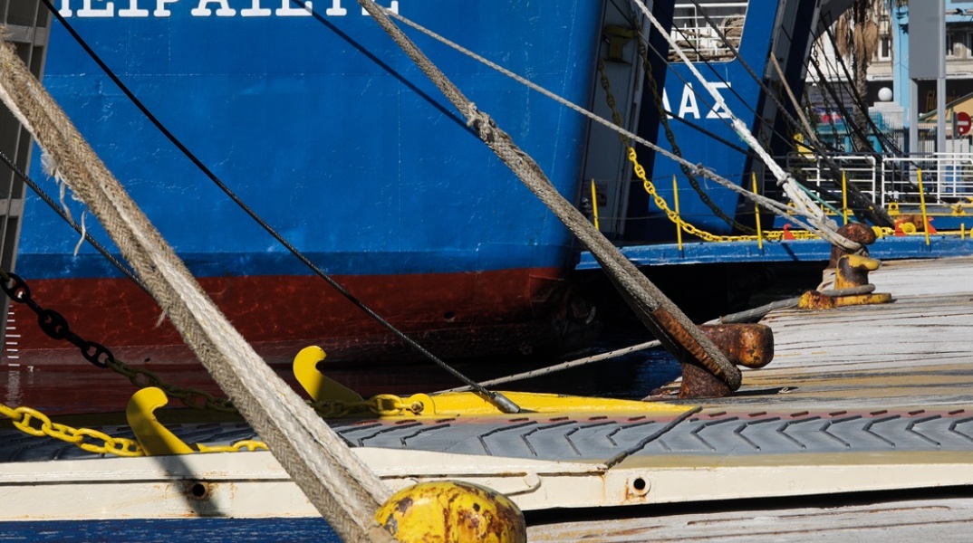 Πλοία δεμένα στους κάβους στο λιμάνι του Πειραιά λόγω απεργίας της ΠΝΟ