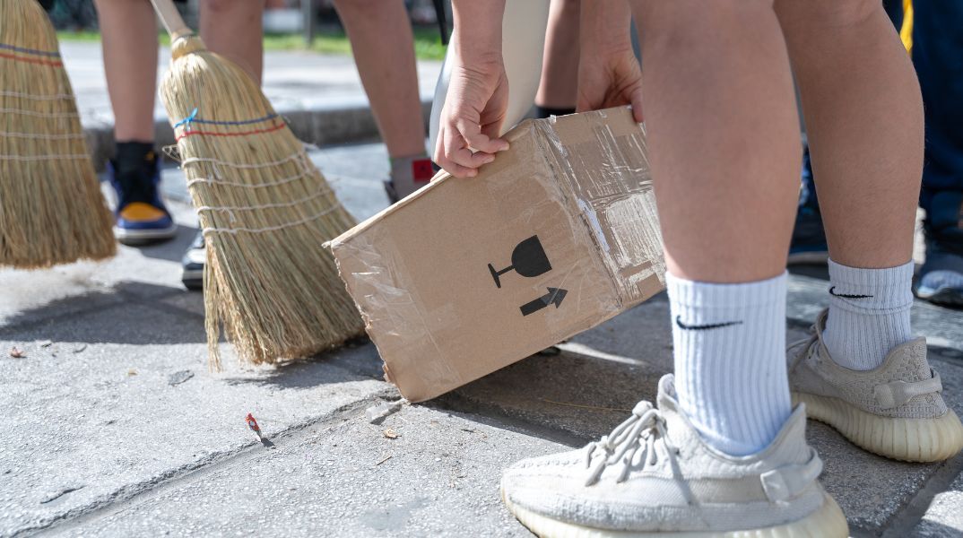Θεσσαλονίκη: Ένωσαν δυνάμεις για να καθαρίσει και να καλλωπιστεί η Αριστοτέλους - Το μήνυμα Αγγελούδη στους μαθητές για το περιβάλλον.