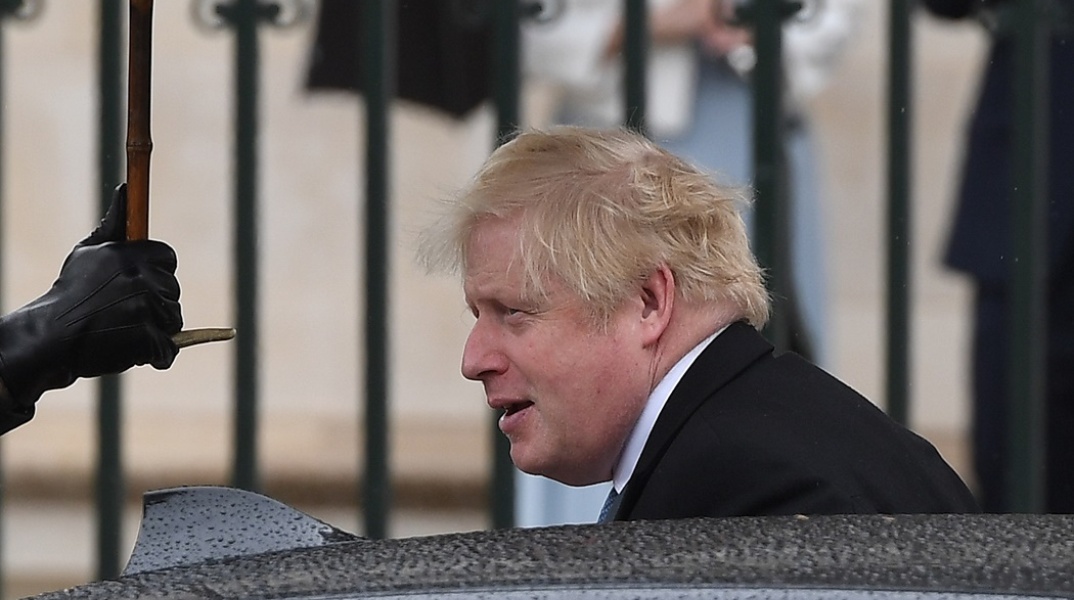 Ο πρώην πρωθυπουργός της Βρετανίας, Μπόρις Τζόνσον, βγαίνει από το όχημά του