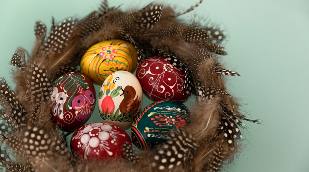 Βαμμένα αυγά σε στεφάνι από κλαδιά και πούπουλα