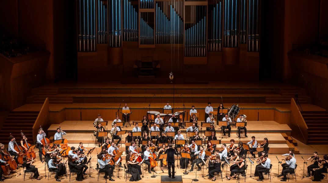 ΕΛΣΟΝ: Ντεμπούτο στο Carnegie Hall της Νέας Υόρκης - Μια ιστορική εμφάνιση της ορχήστρας, υπό τη μουσική διεύθυνση του Διονύση Γραμμένου.