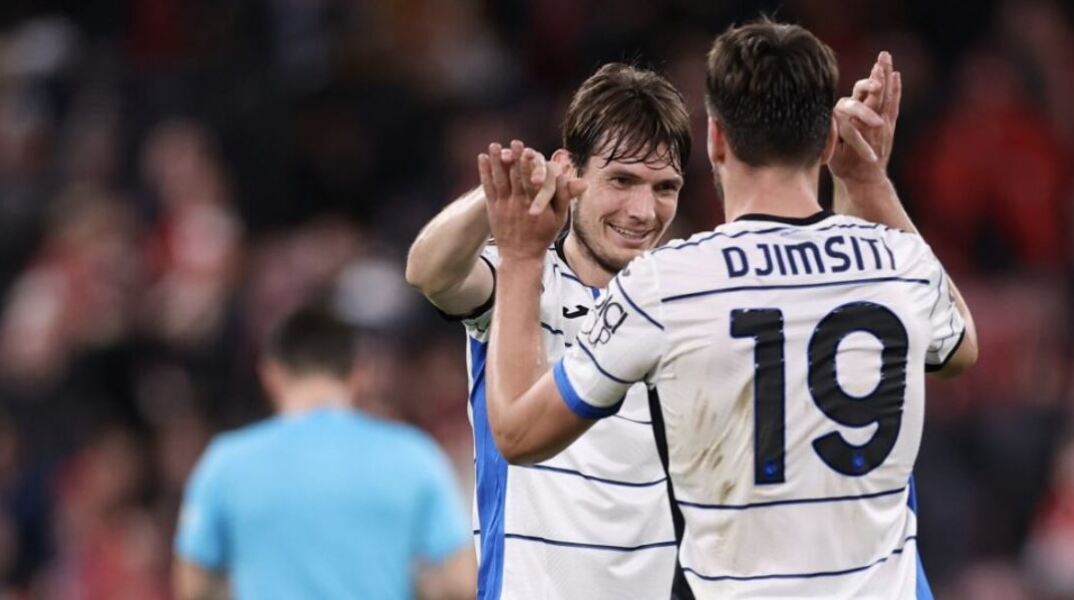 Οι παίκτες της Αταλάντα πανηγυρίζουν τη νίκη επί της Λίβερπουλ