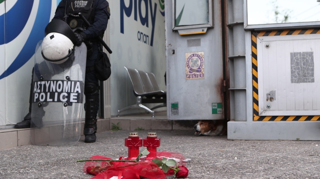 Λουλούδια και κεριά στο σημείο της γυναικοκτονίας έξω από το αστυνομικό τμήμα Αγίων Αναργύρων