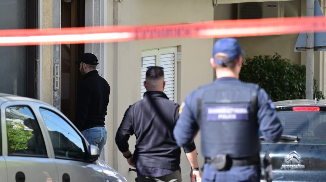 Εικόνα έξω από το σπίτι της Ηλιούπολης όπου καταγράφηκε το έγκλημα με νεκρή 60χρονη και νεκρό τον 36χρονο γιο της
