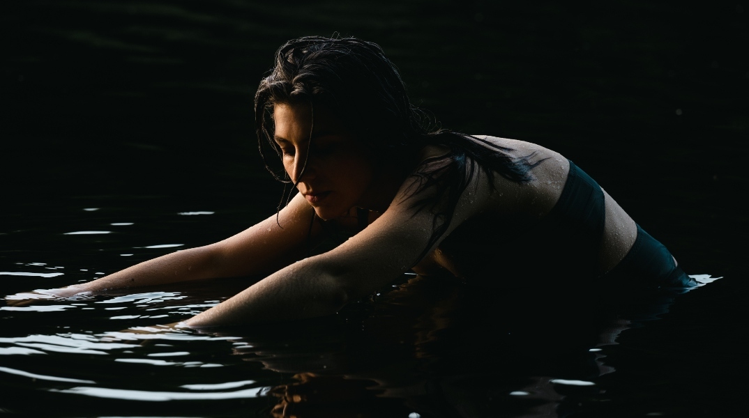 Julia Holter: Ακούσε το νέο τραγούδι «Spinning» από το καινούργιο της άλμπουμ «Something in the Room She Moves»