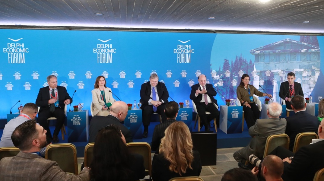 Το πάνελ των ομιλητών και σχολιαστών της δημοσκόπησης της διαΝΕΟσις στο 9ο Οικονομικό Φόρουμ Δελφών