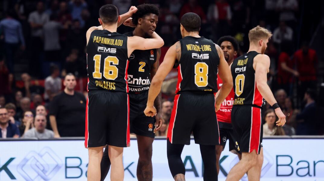 Οι παίκτες του Ολυμπιακού πανηγυρίζουν τη νίκη επί του Ερυθρού Αστέρα