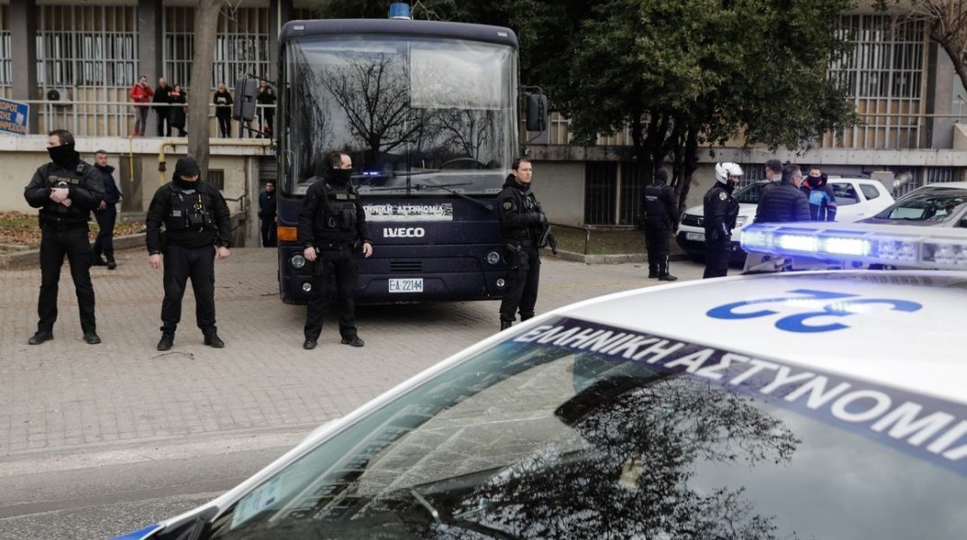 Θεσσαλονίκη: Ξεκίνησε η δίκη για οπαδικό επεισόδιο σε αγώνα ακαδημιών του Ολυμπιακού - Καταδικασθείς για τη δολοφονία Καμπανού μεταξύ των κατηγορούμενων.