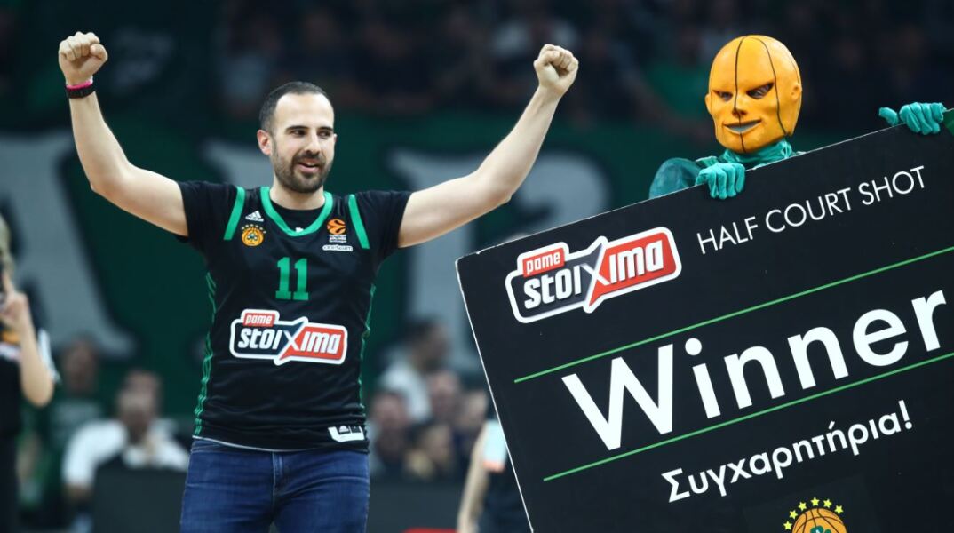 Ο φίλαθλος του Παναθηναϊκού που σκόραρε από το κέντρο πανηγυρίζει το επίτευγμά του