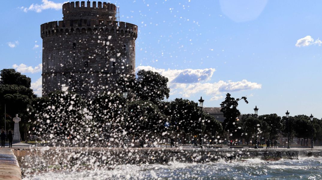 Γυναίκα έπεσε στα νερά του Θερμαϊκού στη Θεσσαλονίκη