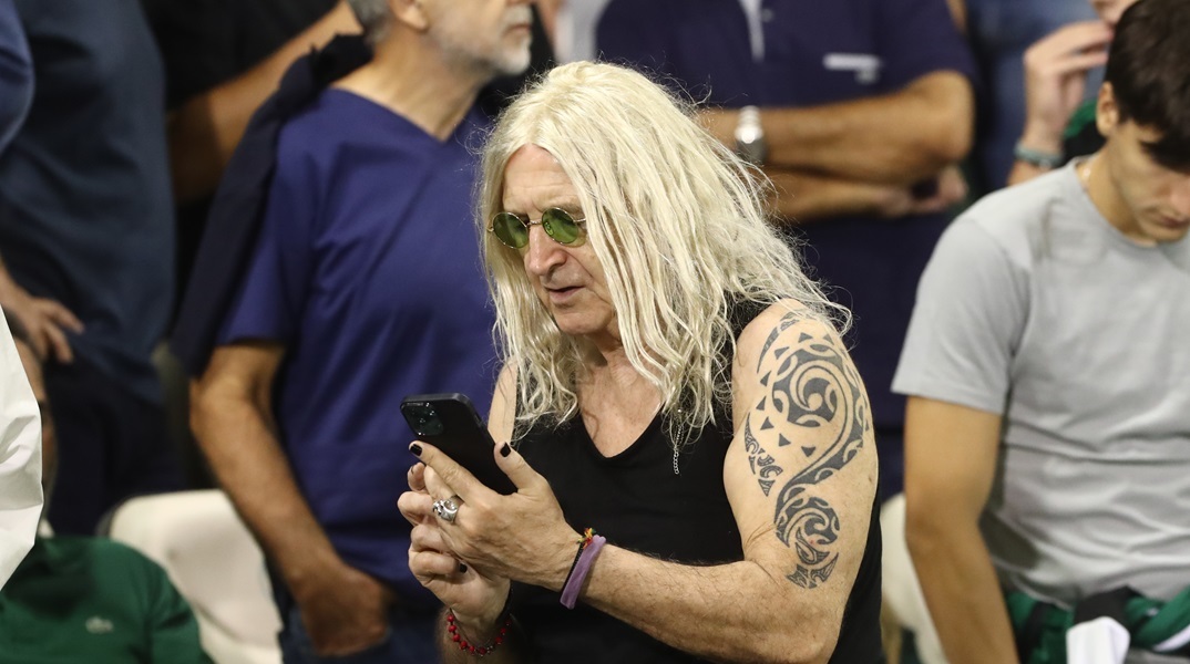 Νίκος Καρβέλας: Δεν έχω λεφτά, δεν είμαι συστημικός | Athens Voice