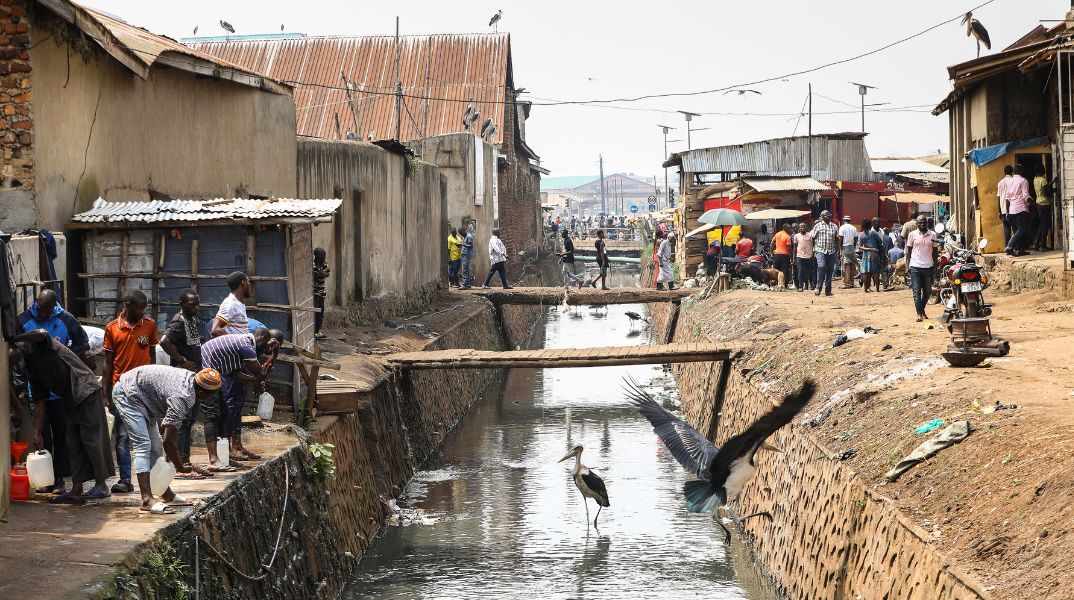 Παγκόσμια Τράπεζα: Διευρύνεται η ανισότητα ανάμεσα στις πλούσιες και τις φτωχές χώρες - Το κατά κεφαλήν ΑΕΠ είναι τώρα χαμηλότερο από εκείνο προ της πανδημίας.
