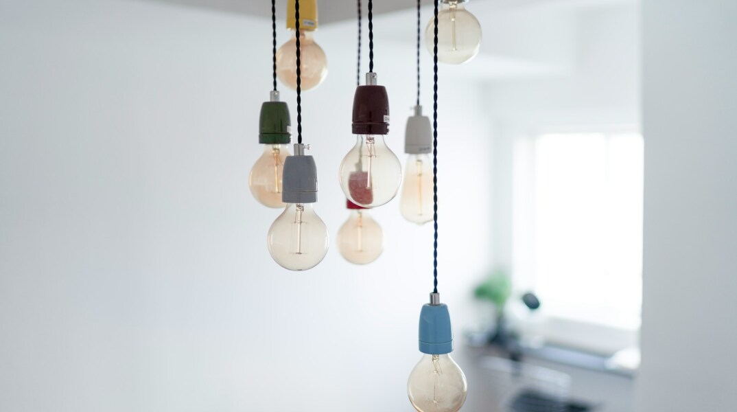 Λάμπες που κρέμονται με διαφορετικά μήκη καλωδίου από σκηνή από το ταβάνι