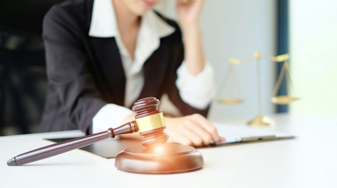 Βρετανία: Ζευγάρι πήρε διαζύγιο χωρίς να το ζητήσει όταν ο δικηγόρος έκανε κλικ σε λάθος κουμπί - Οριστική η διαδικασία, λέει ο δικαστής.