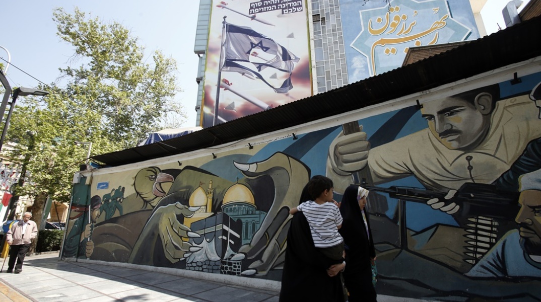 Ιρανοί περαπτούν μπροστά από αντί - Ισραηλινό γκράφιτι