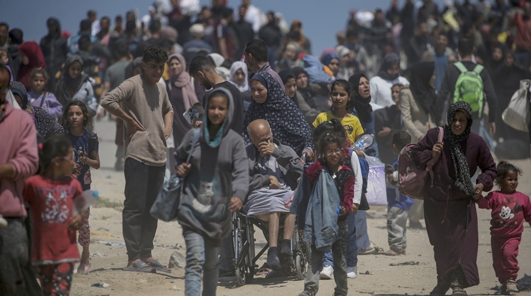 Ηλικιωμένοι Παλαιστίνιοι και μικρά παιδιά φεύγουν από το βόρειο τμήμα της Γάζας σε μία προσπάθεια να επιστρέψουν νότια