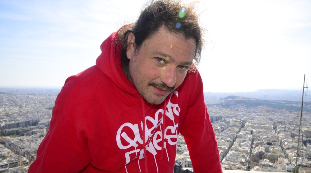 Ο Τάκι Τσαν απαντά σε 31 ερωτήσεις για την Αθήνα και τη ζωή του στην πόλη. 