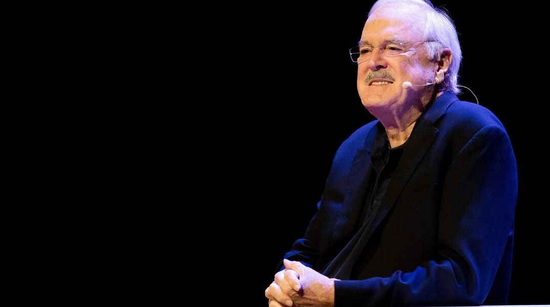 Αντιδράσεις για τον θρυλικό «Monty Python» Τζον Κλιζ που τα έβαλε με τους Εύζωνες 