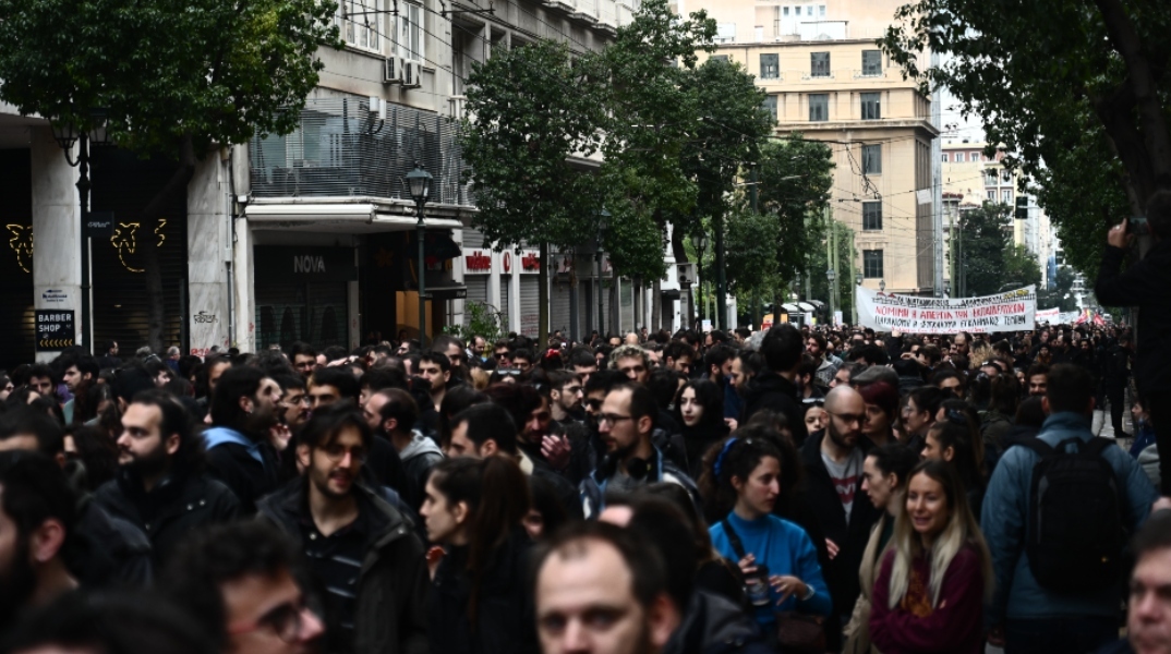 Άνθρωποι που συμμετέχουν σε πορεία διαμαρτυρίας στο κέντρο της Αθήνας
