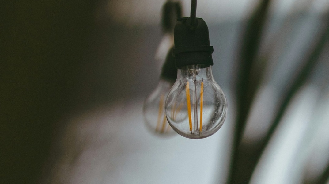 Λάμπα κρεμασμένη, αλλά σβηστεί