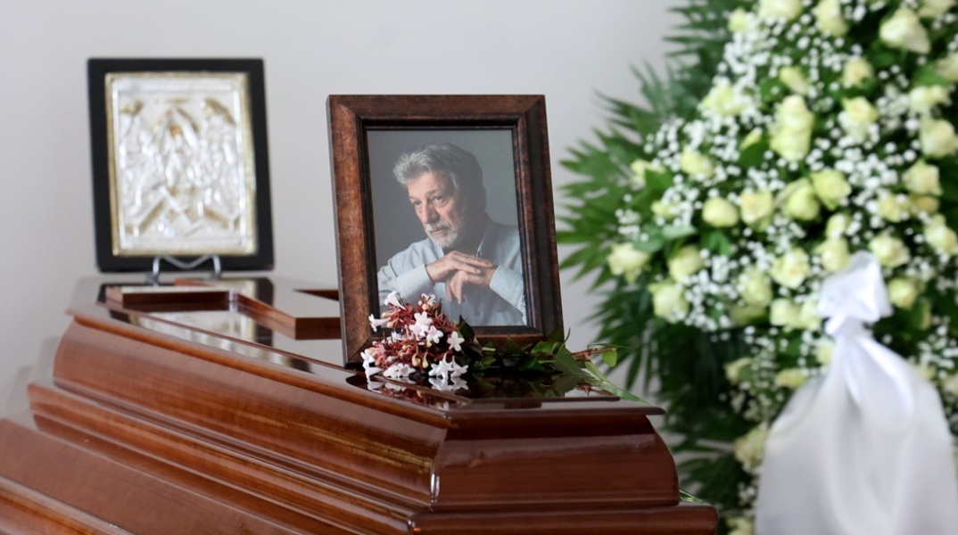 Η φωτογραφία του Γιάννη Φέρτη στο φέρετρό του στο Α' Νεκροταφείο Αθηνών και δίπλα μερικά λουλούδια
