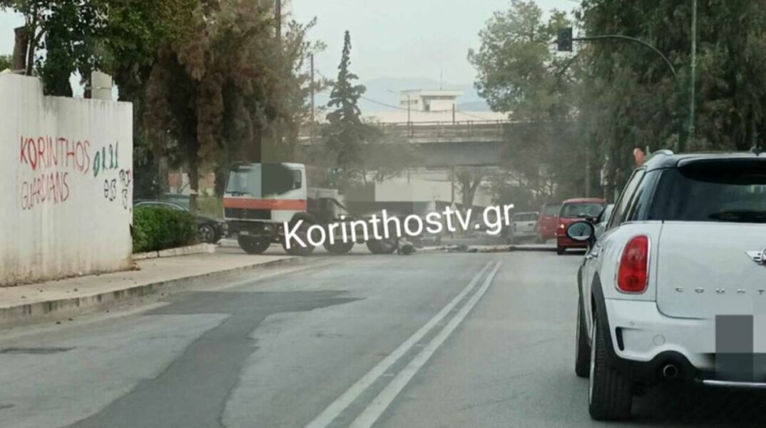 Γερανός φορτηγού χτύπησε σε γέφυρα στην Κόρινθο και έπεσε σε διερχόμενα οχήματα