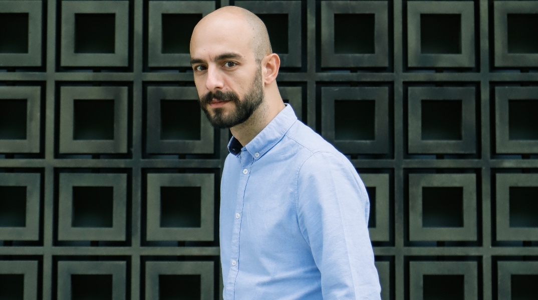 Ο Μάνος Βαβαδάκης μιλάει για την παράσταση ΤΑΝΚ στο Θέατρο Τέχνης