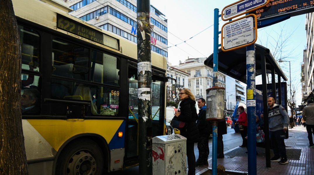 Λεωφορείο και πολίτες που αναμένουν στη στάση