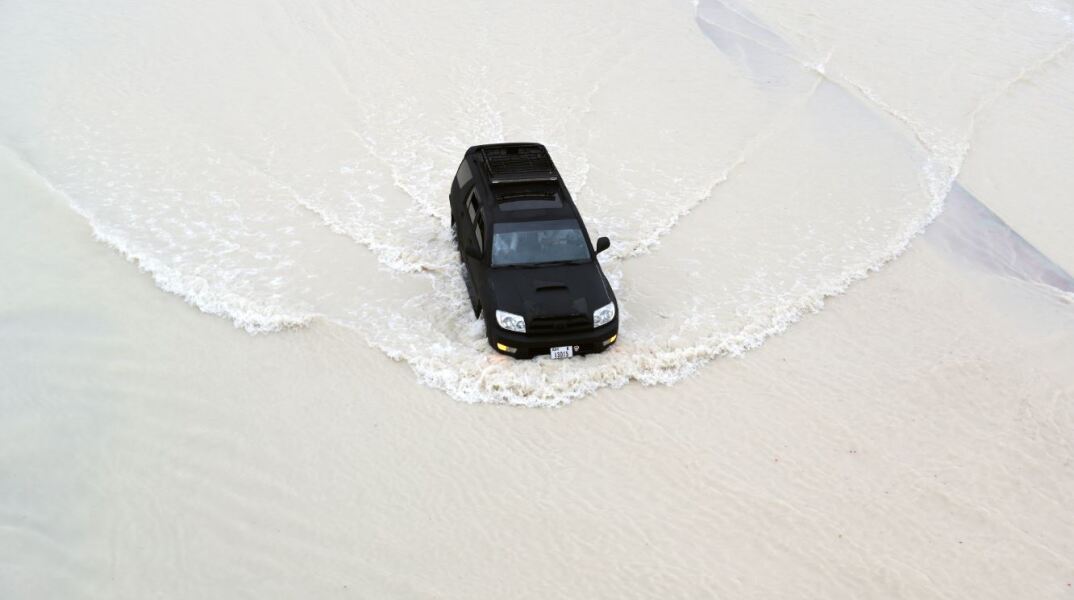 Αυτοκίνητο σε πλημμυρισμένο δρόμο