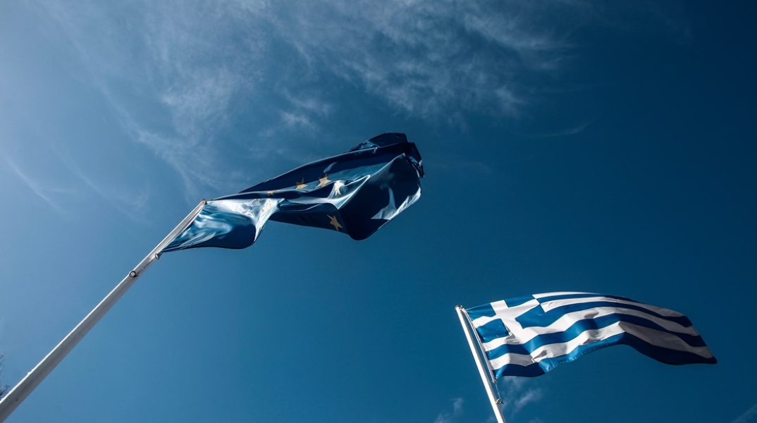 Η σημαία της ΕΕ και της Ελλάδας κυματίζουν στον γαλάζιο ουρανό