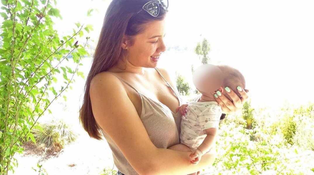 Η 20χρονη Καρολάιν Κράουτς κρατά την λίγων μηνών κόρη της Λυδία στην αγκαλιά της