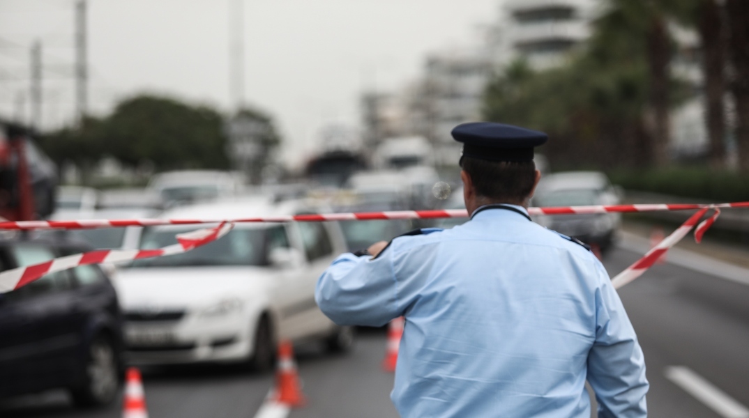 Τροχονόμος επιβάλλει κυκλοφοριακές ρυθμίσεις στον δρόμο