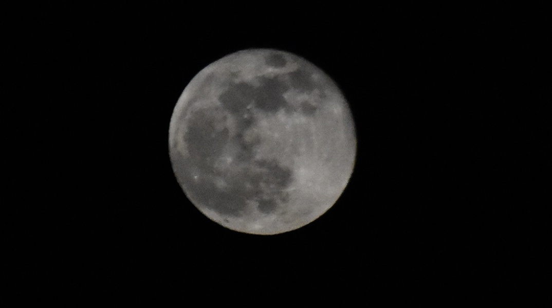 Η πανσέληνος Απριλίου ή αλλιώς το «ροζ φεγγάρι» πάνω από τον ουρανό του Ναυπλίου