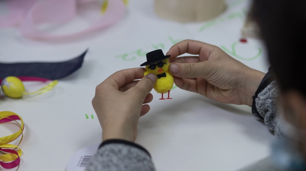 Παιδάκι έχει δημιουργήσει κοτοπουλάκι σε πασχαλινή εκδήλωση