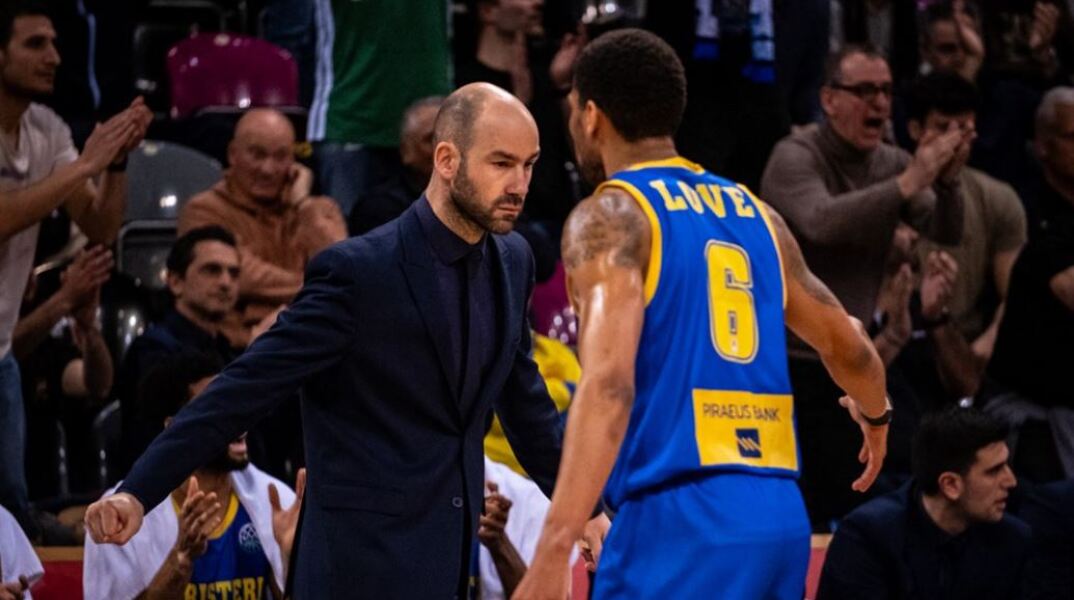 Ο Βασίλης Σπανούλης συγχαίρει τον παίκτη του για τη νίκη επί της Βόννης