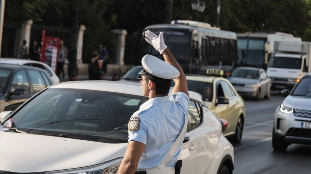 Τροχονόμος ρυθμίζει την κυκλοφορία