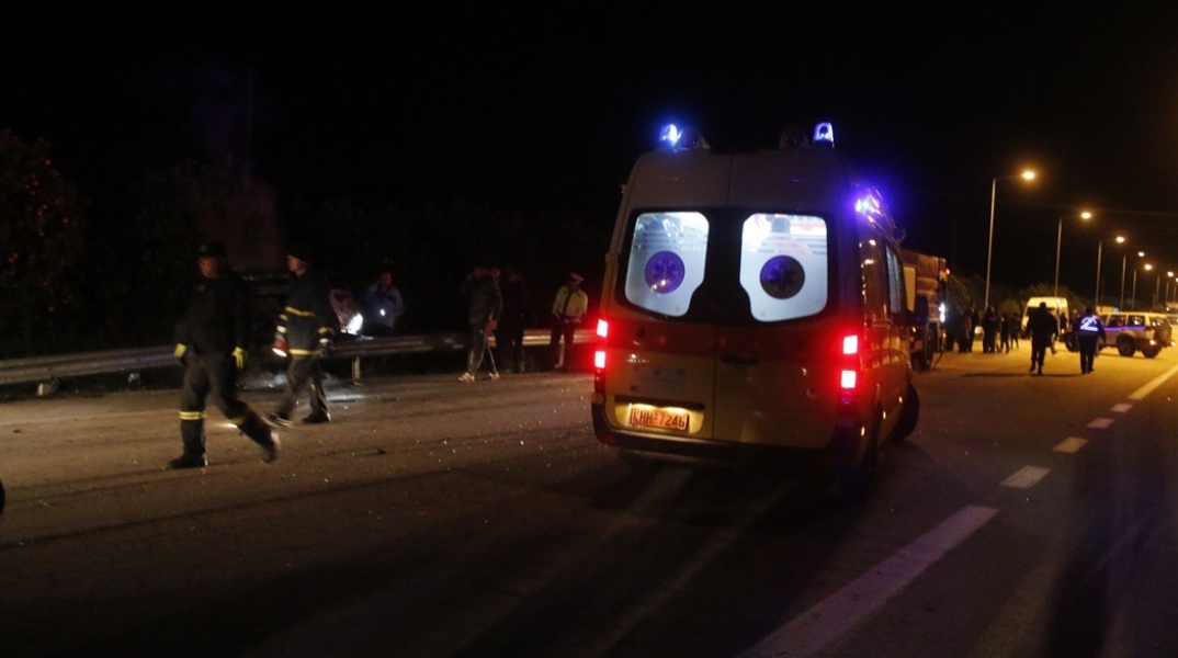 Ασθενοφόρο του ΕΚΑΒ και όχημα της Πυροσβεστικής σε σημείο όπου έγινε τροχαίο δυστύχημα βραδινή ώρα