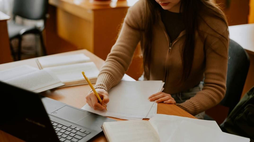 Κατερίνα Ανδριανάκη και Βανέσσα Βαΐτση μιλούν για την κυκλοφορία των θεατρικών τους έργων «Αυτό το “τίποτα” που κατοικώ» και «Ειρήνη» (εκδ. Βακχικόν)