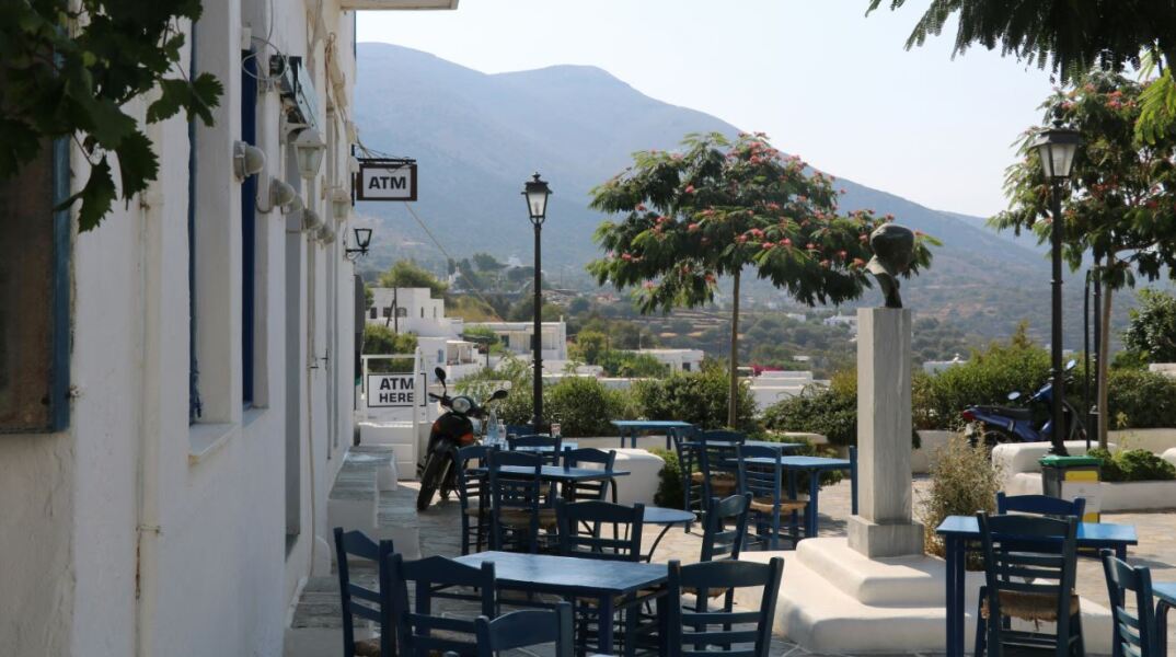 Καρέκλες και τραπέζια σε κατάστημα εστίασης στην Σίφνο