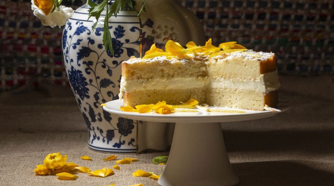 Τούρτα αμυγδάλου με λευκή κρέμα