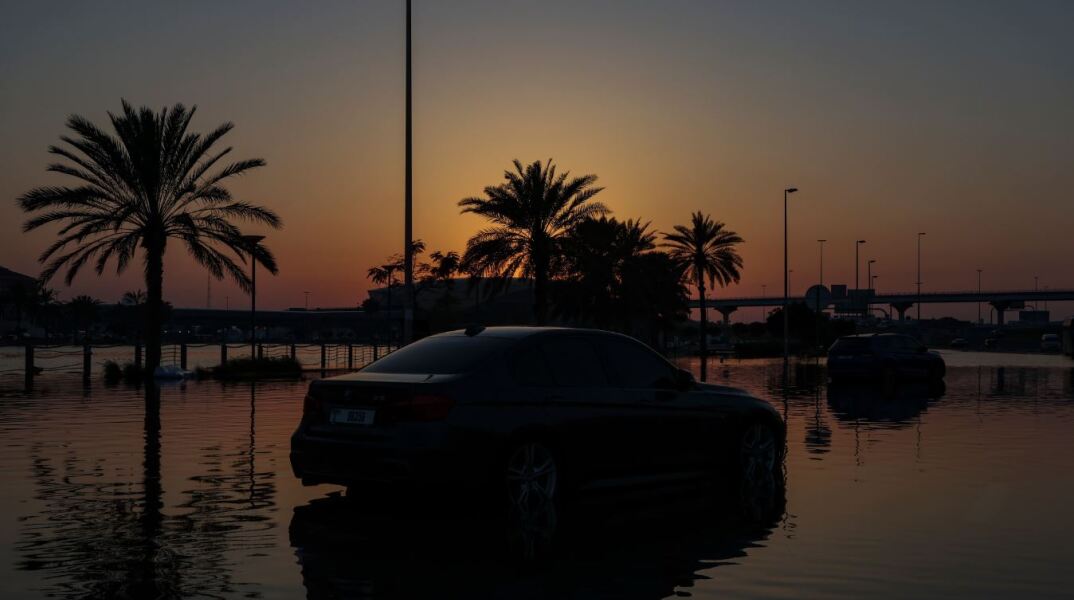 Αυτοκίνητο σε πλημμυρισμένο δρόμο στο Ντουμπάι